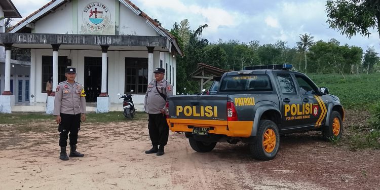 Polsek Lambu Kibang Laksanakan Pengamanan Ibadah Gereja Minggu Kasih Gereja Bethel Indonesia Tiyuh Kibang Budi Jaya