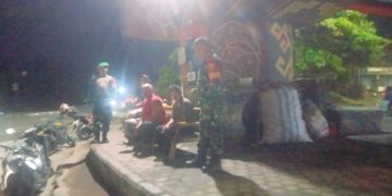 Anggota Babinsa Koramil TKT Tingkatkan Keamanan Lingkungan Melalui Patroli Teritorial Malam Hari
