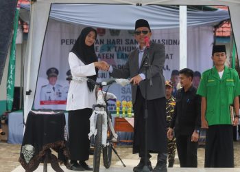Parosil Mabsus Apresiasi Santri Berprestasi di Hari Santri Nasional 2025, Hadiahkan Umroh dan Sepeda