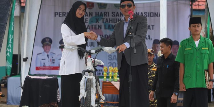 Parosil Mabsus Apresiasi Santri Berprestasi di Hari Santri Nasional 2025, Hadiahkan Umroh dan Sepeda