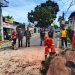 Sertu Heri Hermawan Turun Langsung saat Pohon Tumbang