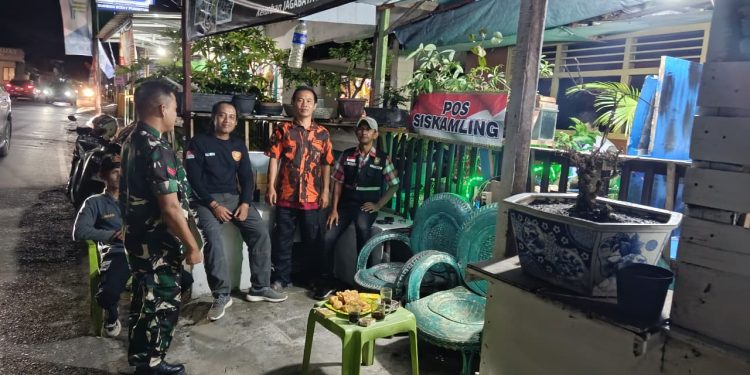 Babinsa Kelurahan Jagabaya Pimpin Langsung Patroli Siskamling