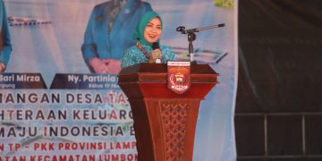 Didampingi Bupati Parosil dan Macik Partinia, Ketua TP PKK Provinsi Lampung Canangkan Desa TAPIS di Lumbok Seminung: Serahkan Sejumlah Bantuan Sosial dan Ekonomi Produktif