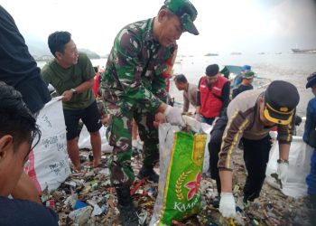 Babinsa Koramil 410-01/Panjang Giat Bersihkan Sampah