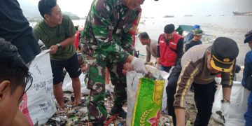 Babinsa Koramil 410-01/Panjang Giat Bersihkan Sampah