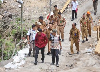 Blusukan Tinjau Jalan Putus, Parosil Mabsus Perintahkan Dinas PUPR Segera Bertindak