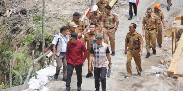 Blusukan Tinjau Jalan Putus, Parosil Mabsus Perintahkan Dinas PUPR Segera Bertindak