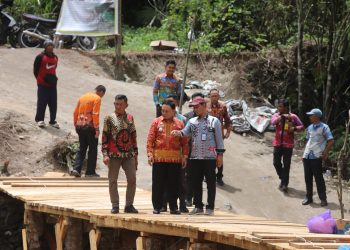 Mad Hasnurin Apresiasi Inisiatif Warga Gotong Royong Bangun Jembatan Jalan Putus, Bakal Dibangun Permanen 2026