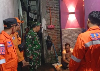 Sertu Aris Susilo, Bersama Tim BPBD Bandar Lampung Turun Langsung Pantau dan Edukasi Masyarakat Terkait Banjir Rob