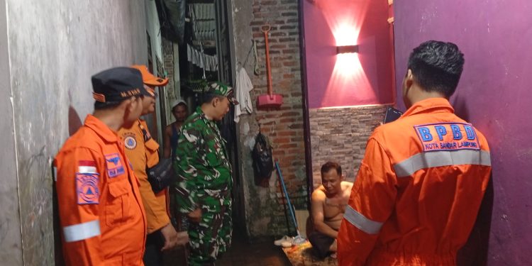 Sertu Aris Susilo, Bersama Tim BPBD Bandar Lampung Turun Langsung Pantau dan Edukasi Masyarakat Terkait Banjir Rob