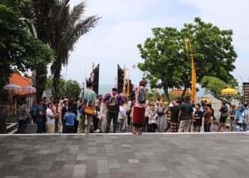 Paskibraka dan Pramuka Lampung Barat Gandeng Bli Nyoman Perdalam Kekayaan Bali