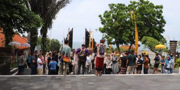 Paskibraka dan Pramuka Lampung Barat Gandeng Bli Nyoman Perdalam Kekayaan Bali