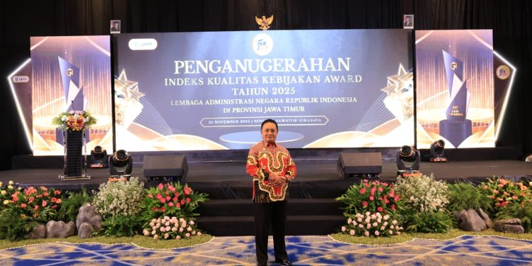 Wakil Bupati Lampung Barat Hadiri Penganugerahan IKK 2025 di Surabaya