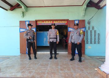 Personil Polsek Tumijajar Lakukan Pengamanan di Gereja untuk Memberikan Keamanan