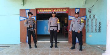 Personil Polsek Tumijajar Lakukan Pengamanan di Gereja untuk Memberikan Keamanan