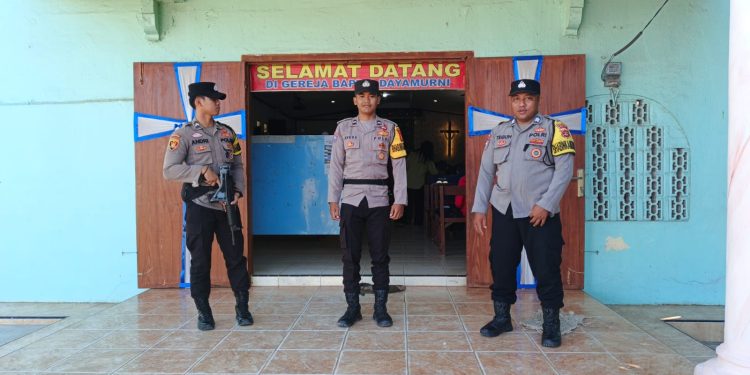 Personil Polsek Tumijajar Lakukan Pengamanan di Gereja untuk Memberikan Keamanan