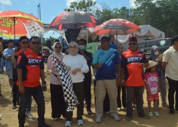 Bupati Ayu Asalasiyah Melepas Ratusan Crosser Dikejuaraan Grastrack MotoCross Daniel Putra Championship