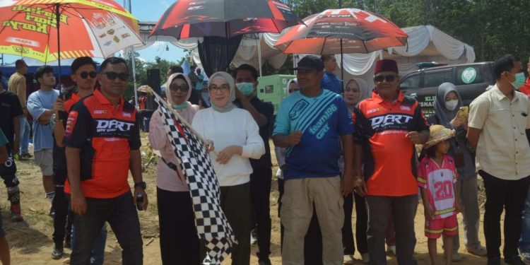 Bupati Ayu Asalasiyah Melepas Ratusan Crosser Dikejuaraan Grastrack MotoCross Daniel Putra Championship