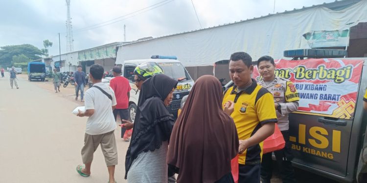 Jumat Berkah, Polsek Lambu Kibang Berbagi di Pasar Unit 6 Wujud Kepedulian Polri Kepada Masyarakat