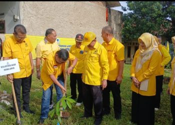 Peduli Alam, Partai Golkar Lampung Tanam Pohon Durian dan Alpukat dalam Program GELAM di Kemiling