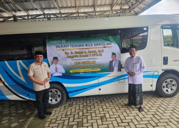 Anggota Komisi V DPR RI Hanan A. Rozak Serahkan Bantuan Bus Sekolah Ke Ponpes Darul Ishlah