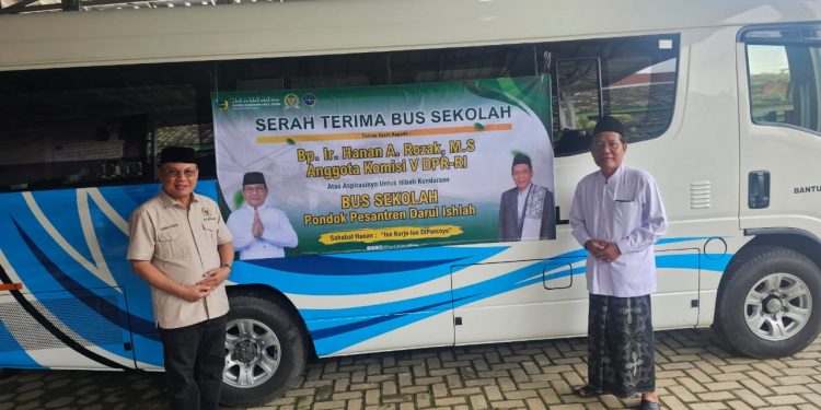 Anggota Komisi V DPR RI Hanan A. Rozak Serahkan Bantuan Bus Sekolah Ke Ponpes Darul Ishlah