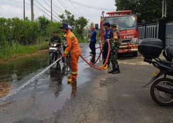 Babinsa Koramil 410-02/TBS, Bersama Petugas Damkar Kota Bandar Lampung Lakukan Pembersihan BBM