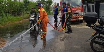 Babinsa Koramil 410-02/TBS, Bersama Petugas Damkar Kota Bandar Lampung Lakukan Pembersihan BBM