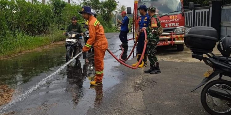 Babinsa Koramil 410-02/TBS, Bersama Petugas Damkar Kota Bandar Lampung Lakukan Pembersihan BBM