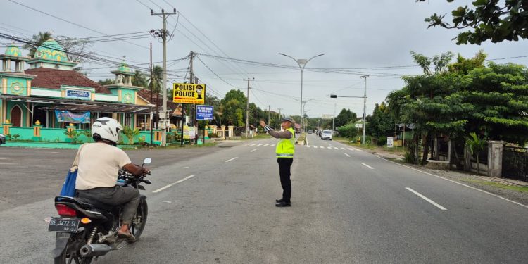 Sat Lantas Polres Tulang Bawang Barat Melaksanakan Pam Rawan Pagi Membantu Kelancaran Masyarakat Yang Akan Beraktivitas