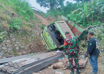 Serka Arfai, dengan Sigap Bantu Tanggani Kecelakaan Tunggal Mobil