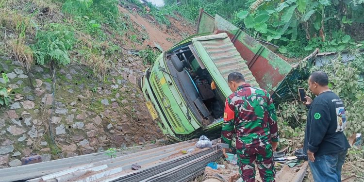 Serka Arfai, dengan Sigap Bantu Tanggani Kecelakaan Tunggal Mobil