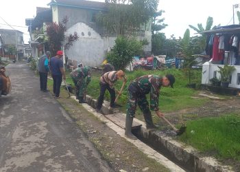 Anggota Koramil 410-03/TBU,  Lakukan Pembersihan Selokan Bersama Masyarakat