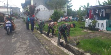 Anggota Koramil 410-03/TBU,  Lakukan Pembersihan Selokan Bersama Masyarakat