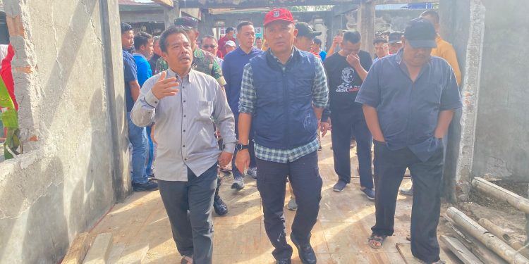 Tinjau Korban Kebakaran, Bupati Parosil Imbau Masyarakat Tingkatkan Kewaspadaan Bencana