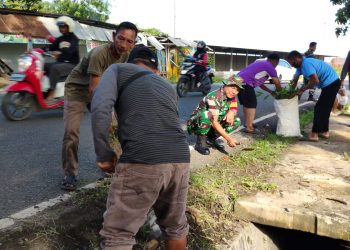 Anggota Koramil 410-04/TKT, Bersama Warga Gotong Royong Bersihkan Selokan
