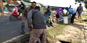 Anggota Koramil 410-04/TKT, Bersama Warga Gotong Royong Bersihkan Selokan