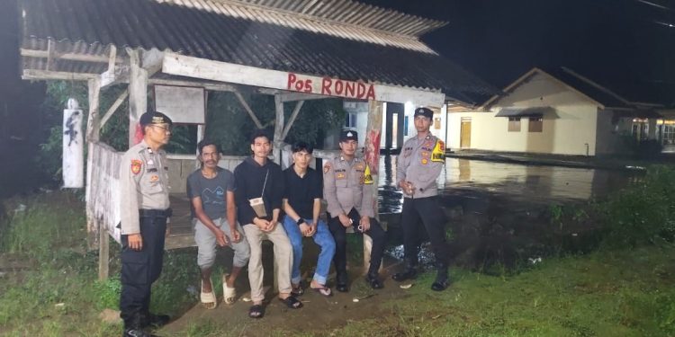 Personil Polsek Tulang Bawang Tengah, Gelar Patroli Siskamling Dinihari Guna Cegah Gangguan Kamtibmas