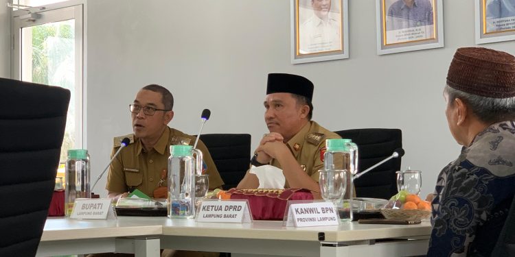 Penantian Panjang Berbuah Hasil, Pemkab Lampung Barat Terima SK Pelepasan Kawasan Hutan untuk TORA