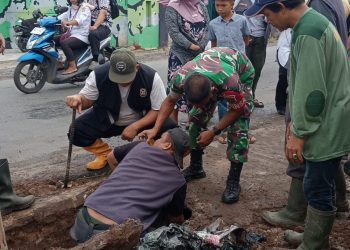 Babinsa Koramil 410-06/KDT, Inisiatif Gotong Royong Bersihkan Selokan dan Saluran Air