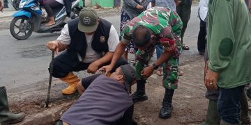 Babinsa Koramil 410-06/KDT, Inisiatif Gotong Royong Bersihkan Selokan dan Saluran Air