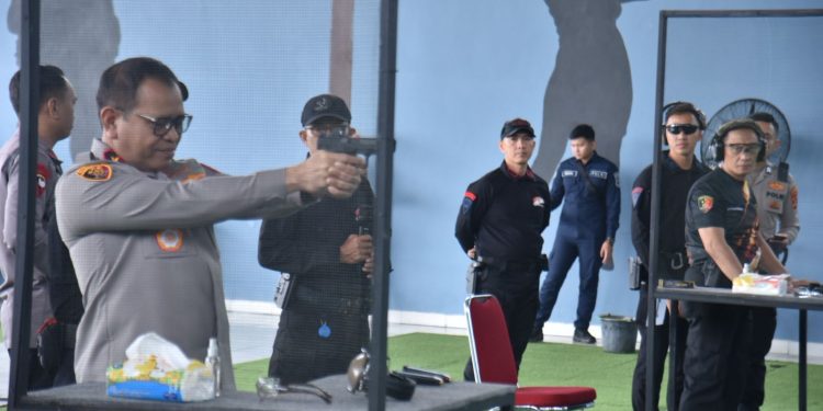 Tingkatkan Kemampuan Personel : Kapolda Lampung Ikuti Latihan Menembak di Satbrimobda Lampung