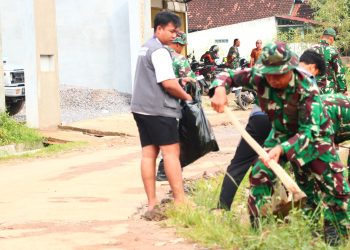Anggota Koramil 410-04/TKT, Gotong Royong Bersihkan Selokan