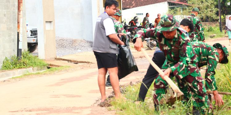 Anggota Koramil 410-04/TKT, Gotong Royong Bersihkan Selokan