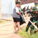 Anggota Koramil 410-04/TKT, Gotong Royong Bersihkan Selokan