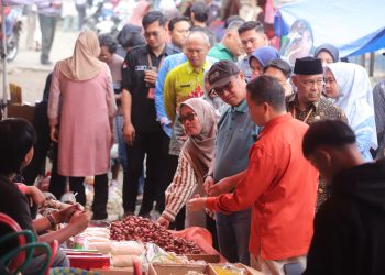 Sekda Lampung Barat Pantau Harga Bapokting di Pasar Liwa Jelang Ramadhan