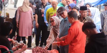 Sekda Lampung Barat Pantau Harga Bapokting di Pasar Liwa Jelang Ramadhan