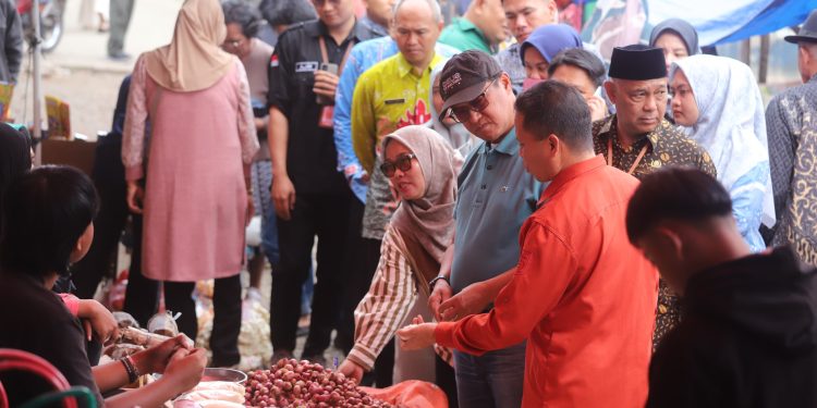 Sekda Lampung Barat Pantau Harga Bapokting di Pasar Liwa Jelang Ramadhan