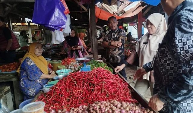 Pantau Harga Sembako di Pasar Pagi Baradatu Cenderung Stabil