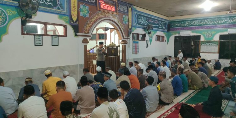 Kapolsek Tulang Bawang Tengah Laksanakan Tarawih Keliling, Pererat Silaturahmi dengan Masyarakat